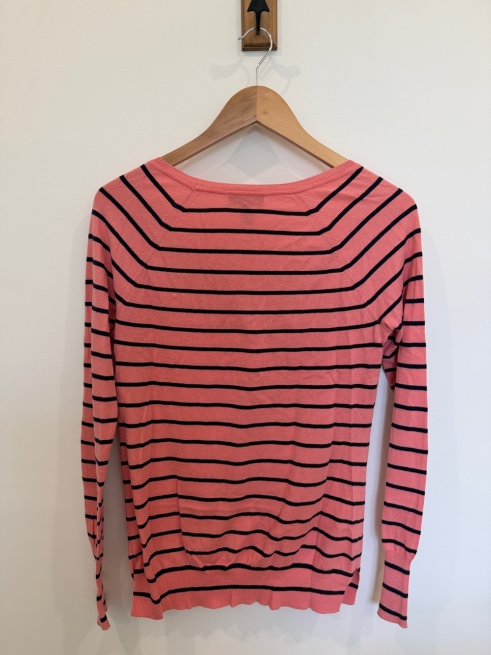 🧡💙 Aqua Fitted Coral & Navy Striped Sweatshirt
Size Medium - Picture 3 of 4
